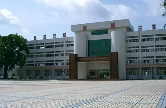 郁南县连滩中学