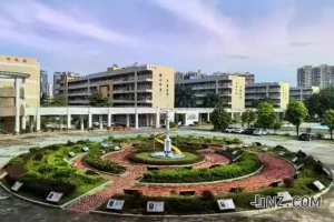 罗定中学城东学校收费标准(学费+住宿费)