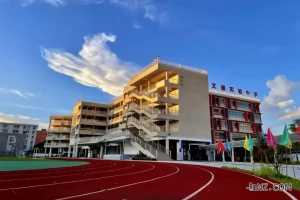 鹤山市文德实验中学收费标准(学费+住宿费)